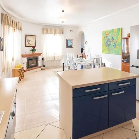 Holiday home Stunning In With Kitchen