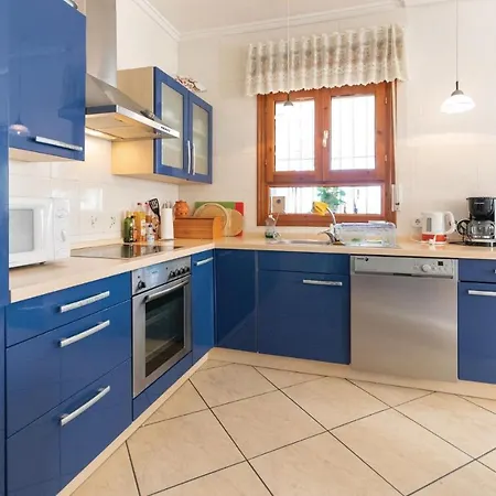 Holiday home Stunning In With Kitchen